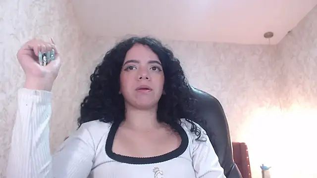 Snapshot of EmmaCowperr chatting on 5, 1, 2025 EmmaCowperr online show from 5, 1, 2025