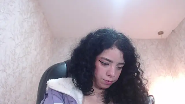 Snapshot of EmmaCowperr chatting on 6, 1, 2025 EmmaCowperr online show from 6, 1, 2025