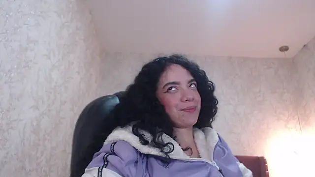 Snapshot of EmmaCowperr chatting on 7, 1, 2025 EmmaCowperr online show from 7, 1, 2025