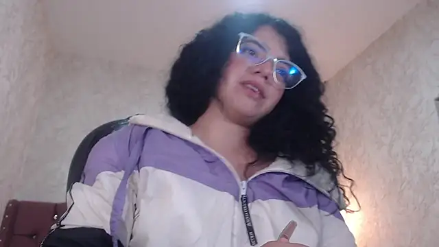 Snapshot of EmmaCowperr chatting on 8, 1, 2025 EmmaCowperr online show from 8, 1, 2025