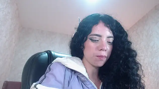 Snapshot of EmmaCowperr chatting on 12, 1, 2025 EmmaCowperr online show from 12, 1, 2025