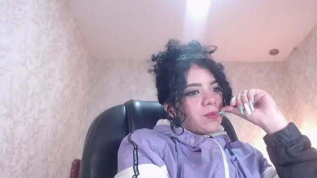 Snapshot of EmmaCowperr chatting on 13, 1, 2025 EmmaCowperr online show from 13, 1, 2025