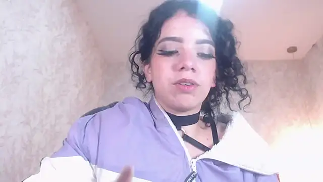 Snapshot of EmmaCowperr chatting on 13, 1, 2025 EmmaCowperr online show from 13, 1, 2025