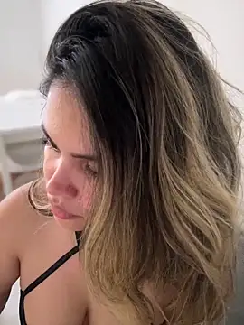 Snapshot of melanny10 chatting on 2, 2, 2025 melanny10 online show from 2, 2, 2025