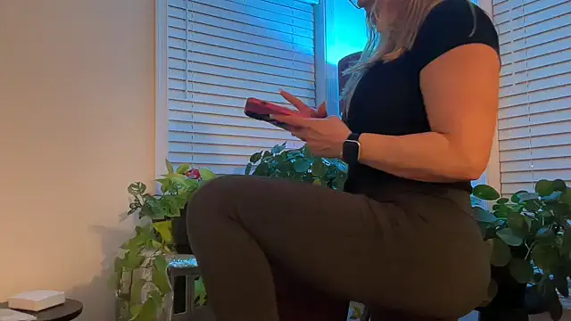 Milf Goddess online show from 17, 12, 2025