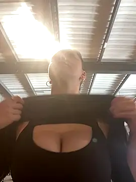 Snapshot of Luccreccia_ chatting on 12, 10, 2025 Luccreccia online show from 12, 10, 2025