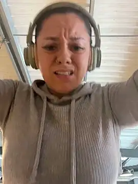 Snapshot of Luccreccia_ chatting on 2, 11, 2025 Luccreccia online show from 2, 11, 2025