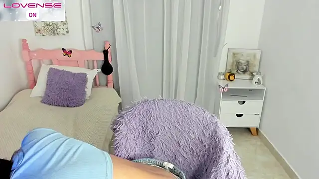 Snapshot of cute_roxy chatting on 21, 10, 2025 cute roxy online show from 21, 10, 2025