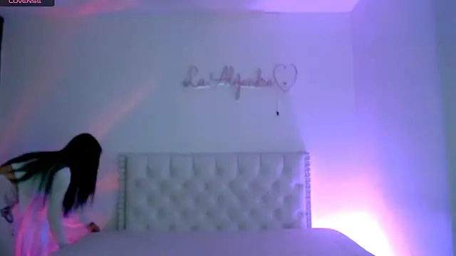 Snapshot of alee_lenoxx chatting on 28, 10, 2025 alee lenoxx online show from 28, 10, 2025