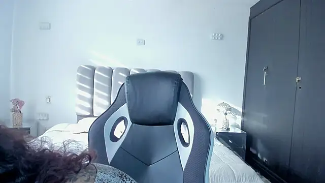 AnnyThompson  online show from 17, 3, 2026