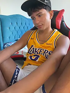 Leonarrrd 01 online show from 18, 12, 2025