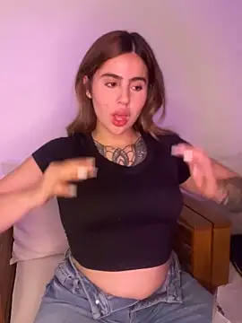 Snapshot of ValerieHilton chatting on 6, 1, 2025 ValerieHilton online show from 6, 1, 2025