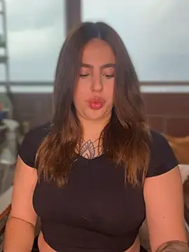Snapshot of ValerieHilton chatting on 4, 2, 2025 ValerieHilton online show from 4, 2, 2025