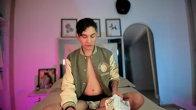 Snapshot of Adriien19 chatting on 3, 12, 2025 Adriien19 online show from 3, 12, 2025