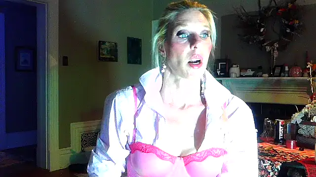 Snapshot of Glamazonx chatting on 28, 10, 2025 Glamazonx online show from 28, 10, 2025