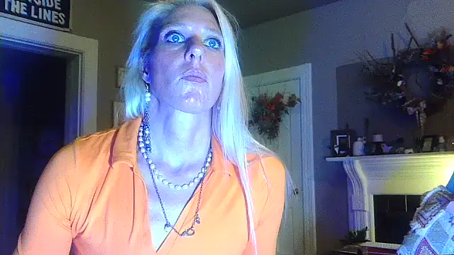 Snapshot of Glamazonx chatting on 4, 11, 2025 Glamazonx online show from 4, 11, 2025