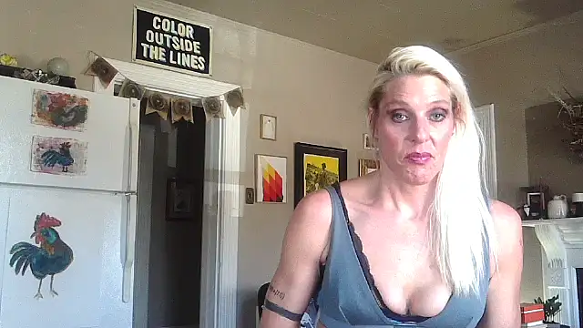 Snapshot of Glamazonx chatting on 15, 11, 2025 Glamazonx online show from 15, 11, 2025