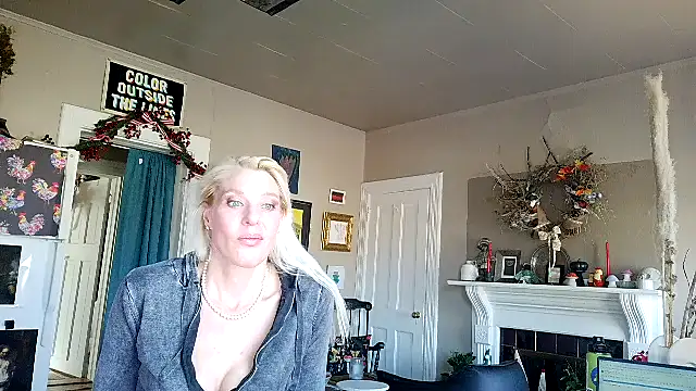 Snapshot of Glamazonx chatting on 15, 12, 2025 Glamazonx online show from 15, 12, 2025