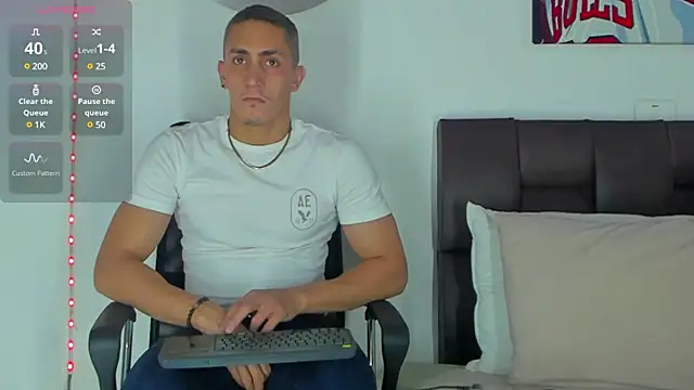 Snapshot of MikeRoss7777 chatting on 19, 12, 2024 MikeRoss7777 online show from 19, 12, 2024