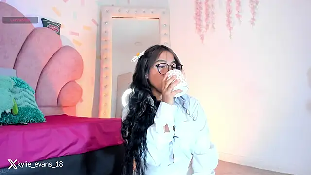 Snapshot of evelyn_evans_1 chatting on 9, 3, 2025 evelyn evans 1 online show from 9, 3, 2025