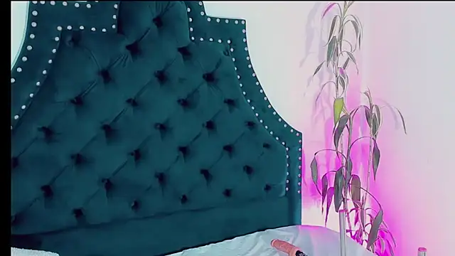 Emmaa Saenz  online show from 14, 3, 2025