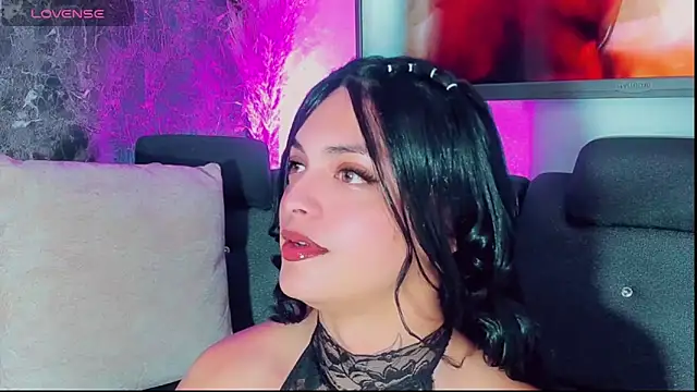 Emmaa Saenz  online show from 30, 10, 2025