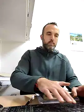 Snapshot of leon3875 chatting on 8, 3, 2025 leon3875 online show from 8, 3, 2025