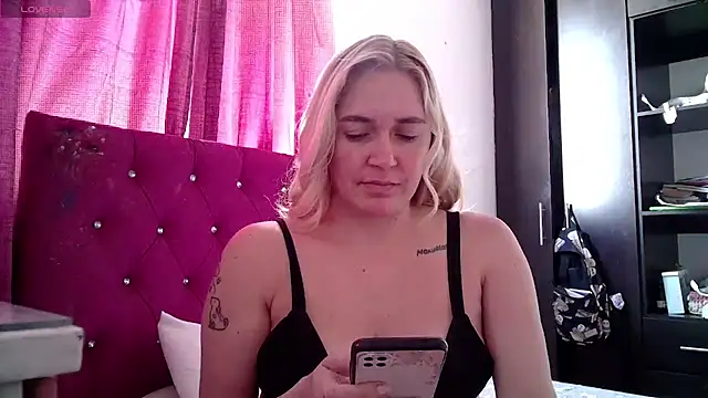 Snapshot of Izury_Blondee chatting on 22, 10, 2025 Izury Blondee online show from 22, 10, 2025