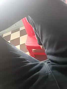 Snapshot of HeftyTheory7 chatting on 28, 10, 2025 HeftyTheory7 online show from 28, 10, 2025