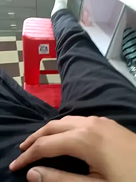 Snapshot of HeftyTheory7 chatting on 4, 12, 2025 HeftyTheory7 online show from 4, 12, 2025