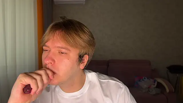 Snapshot of kiopiggy chatting on 14, 12, 2025 kiopiggy online show from 14, 12, 2025