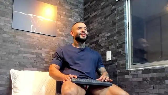 Snapshot of BruceDallas chatting on 29, 10, 2025 BruceDallas online show from 29, 10, 2025