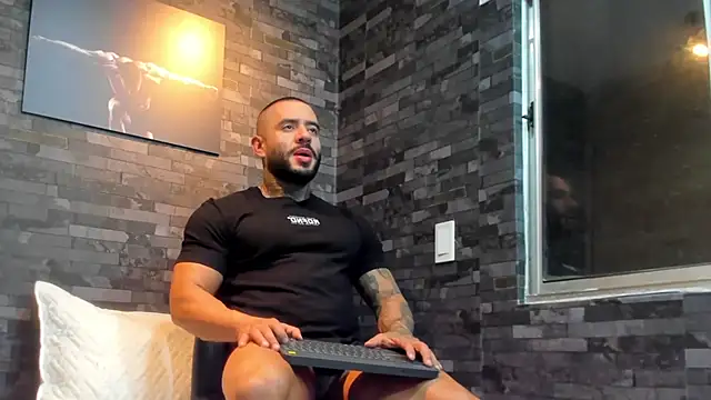 Snapshot of BruceDallas chatting on 27, 11, 2025 BruceDallas online show from 27, 11, 2025