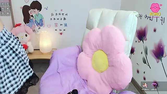 Snapshot of _Mizuki_ chatting on 8, 10, 2025 Mizuki online show from 8, 10, 2025