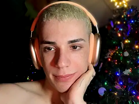 Snapshot of Cristian_Delgado chatting on 4, 12, 2025 Cristian Delgado online show from 4, 12, 2025