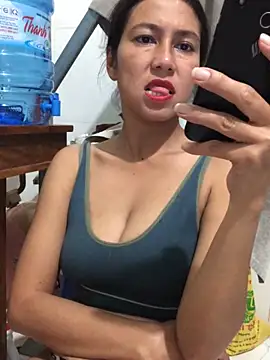 Snapshot of 2HotAsain4u chatting on 5, 1, 2025 2HotAsain4u online show from 5, 1, 2025