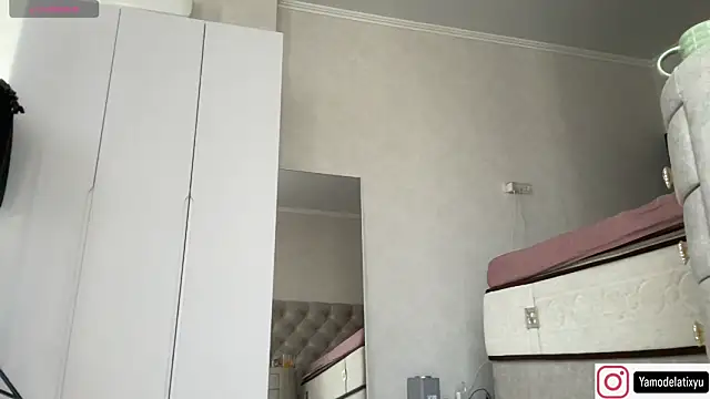 Snapshot of diffgirls2 chatting on 13, 9, 2025 diffgirls2 online show from 13, 9, 2025