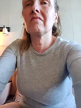 Evelina cute online show from 1, 4, 2026