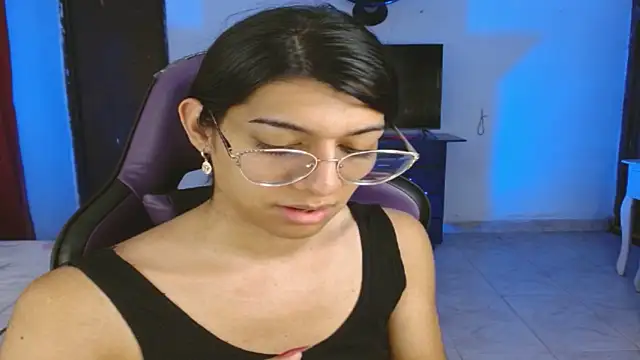 Snapshot of engielphoenis14 chatting on 17, 12, 2025 engielphoenis14 online show from 17, 12, 2025