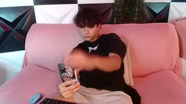 Snapshot of Dani_cumboy chatting on 17, 12, 2024 Dani cumboy online show from 17, 12, 2024