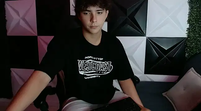 Snapshot of Dani_cumboy chatting on 12, 1, 2025 Dani cumboy online show from 12, 1, 2025