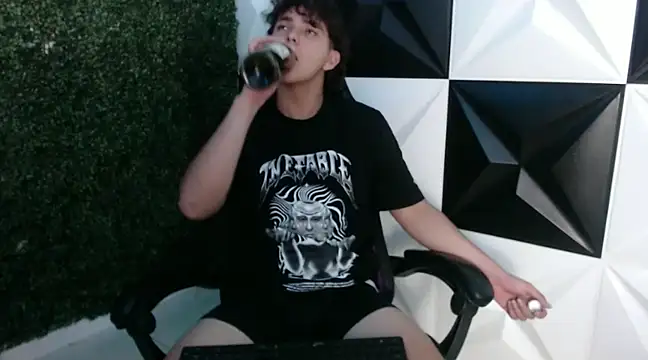 Snapshot of Dani_cumboy chatting on 4, 2, 2025 Dani cumboy online show from 4, 2, 2025