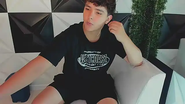 Snapshot of Dani_cumboy chatting on 11, 10, 2025 Dani cumboy online show from 11, 10, 2025