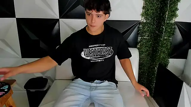 Snapshot of Dani_cumboy chatting on 28, 11, 2025 Dani cumboy online show from 28, 11, 2025