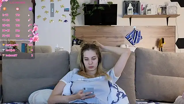 Snapshot of Girl_alone_home chatting on 1, 3, 2025 Girl alone home online show from 1, 3, 2025