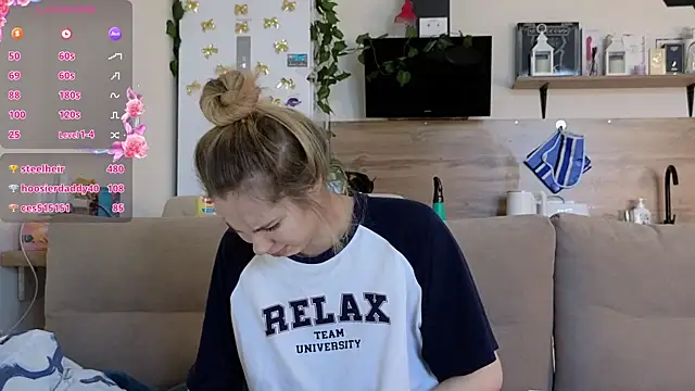 Snapshot of Girl_alone_home chatting on 6, 3, 2025 Girl alone home online show from 6, 3, 2025