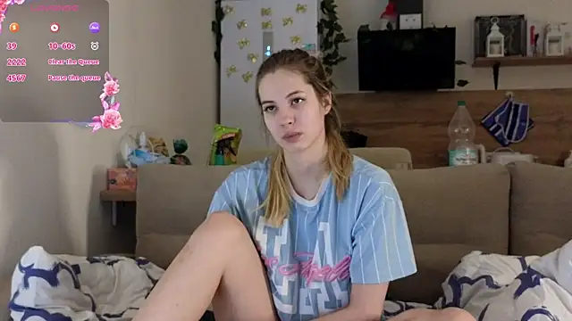 Snapshot of Girl_alone_home chatting on 9, 3, 2025 Girl alone home online show from 9, 3, 2025