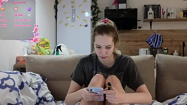 Snapshot of Girl_alone_home chatting on 9, 3, 2025 Girl alone home online show from 9, 3, 2025