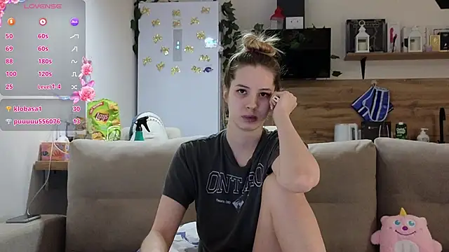 Snapshot of Girl_alone_home chatting on 9, 3, 2025 Girl alone home online show from 9, 3, 2025