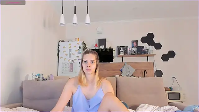 Snapshot of Girl_alone_home chatting on 8, 9, 2025 Girl alone home online show from 8, 9, 2025